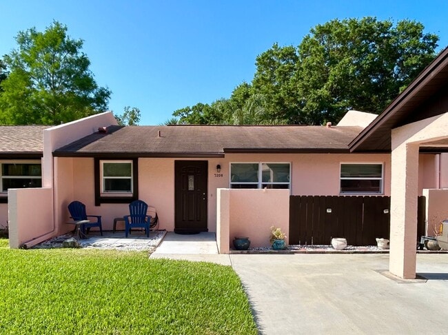 Building Photo - 2 Bedroom Villa with Screened in Patio! Rental