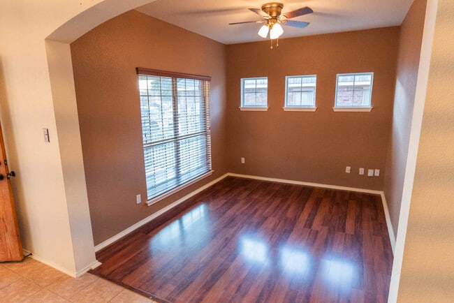 Photo - 404 Grisham Dr