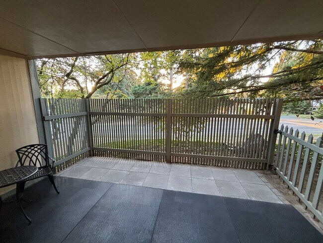 Photo - Available Now, Spacious One Level Bainbrid... Unidad # A4