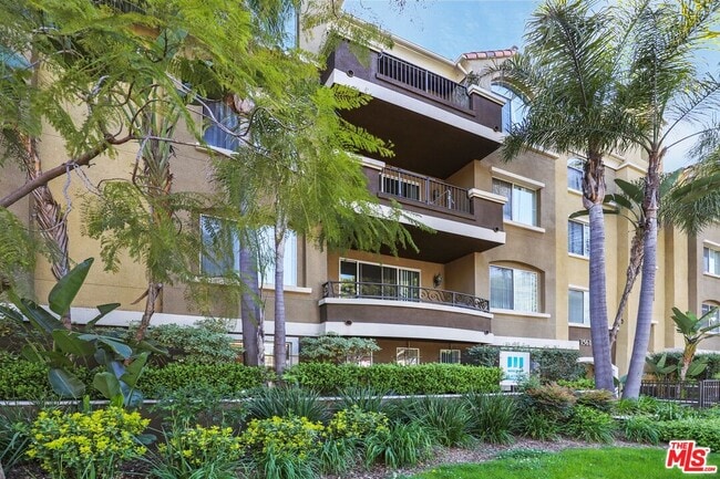 Building Photo - 1561 S Barrington Ave Unit 111 Rental