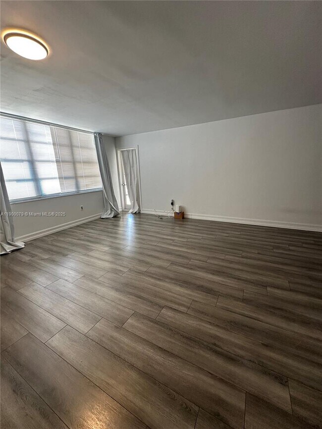 Photo - 2750 NE 183rd St Unidad PH07