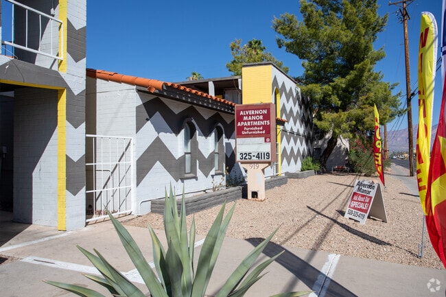 Building Photo - The Retro