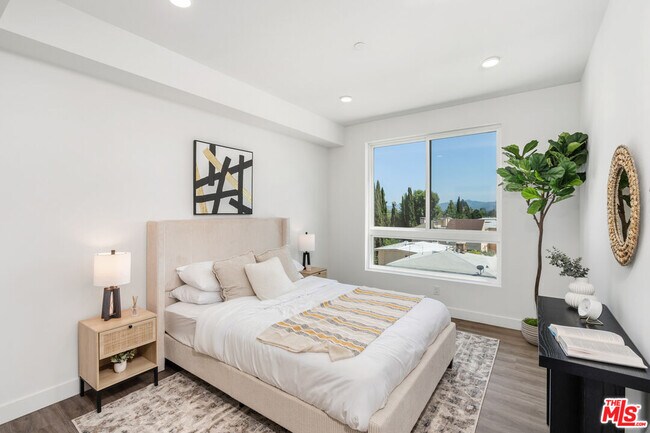 Photo - 6144 Whitsett Ave