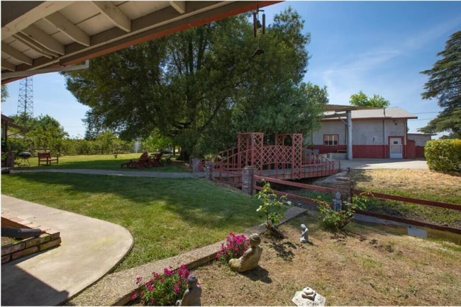 Photo - 124 E Evans Reimer Rd House