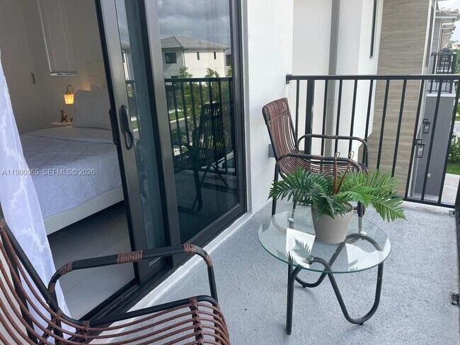 Photo - 302 NW 11th Ct