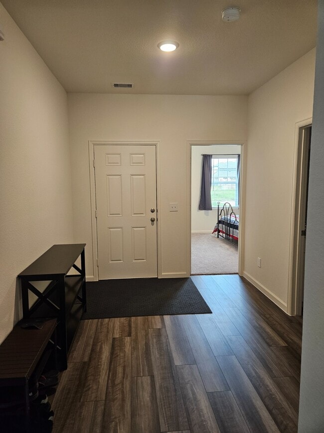 Ubicación de la habitación al lado de la puerta de entrada. - 5919 Bright Keel Dr