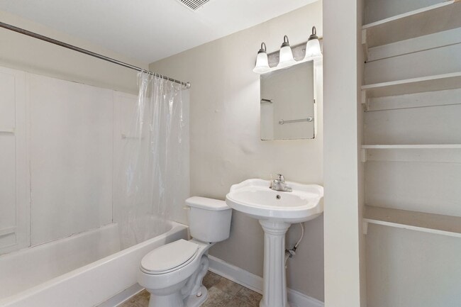 Building Photo - 3606 Balsam Ave Unit 205