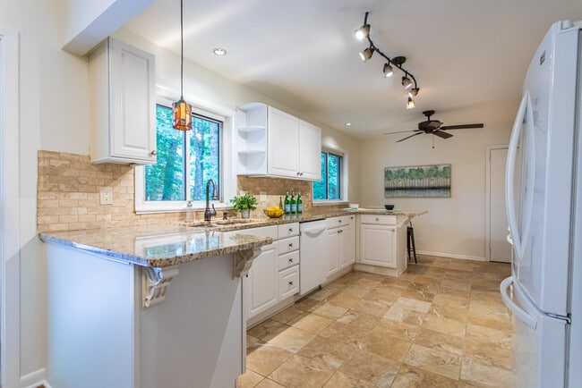 Photo - 1541 Sagamore Dr NE