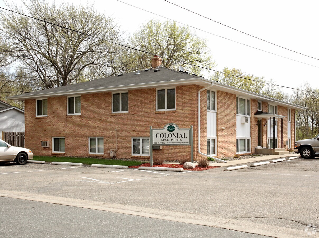 Colonial Apartments - Colonial Apartments