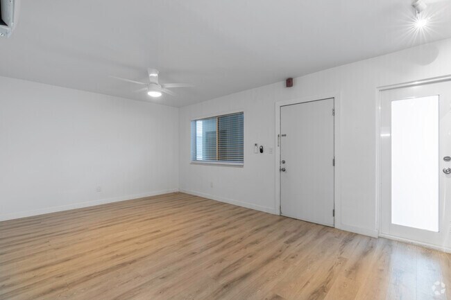 1BR, 1BA - 415SF - Living/Dining Room