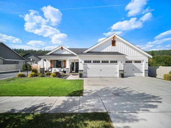 Building Photo - Luxury 3-Bed, 2-Bath Home with Spa Ameniti...
