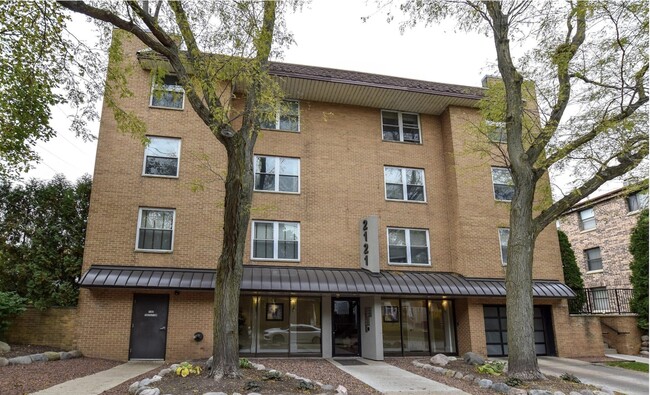 Photo - 2121 N Cambridge Ave Condo Unit 113