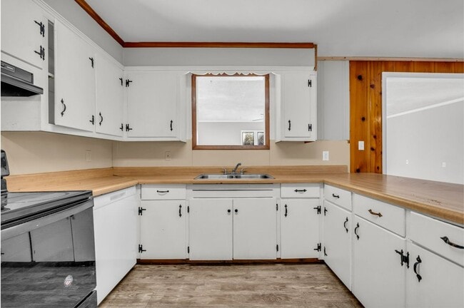 Photo - Renovated 4 Bedroom 2 Bath Home with Shop for Rent!