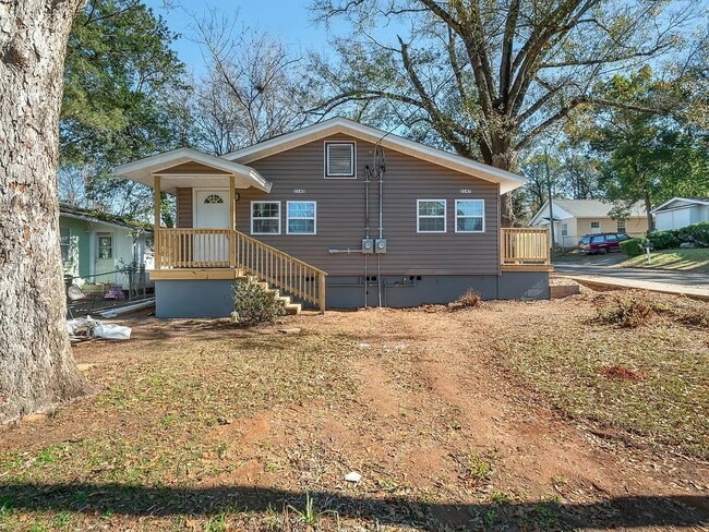 Building Photo - Affordable and Renovated 2/1!