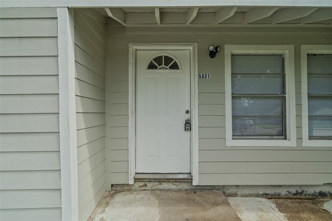 Photo - 5931 Southville St