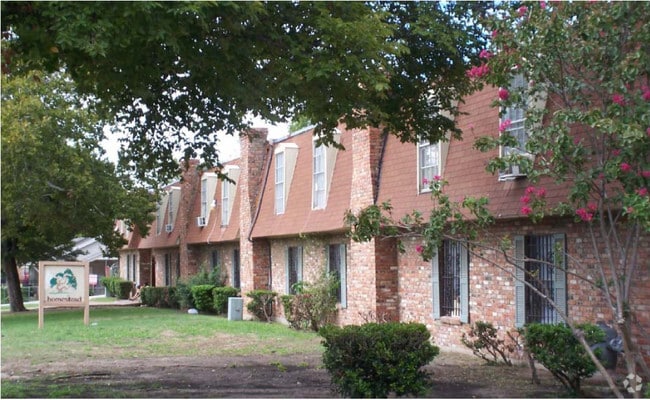 Homestead Apartments - Monarch Villas Apartments