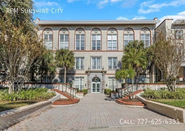 Building Photo - 701 Mirror Lake Dr N