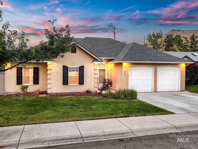 Building Photo - Stunning Home Near Warm Springs!