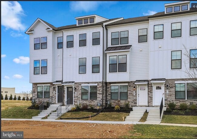 Photo - 723 Courier Ln