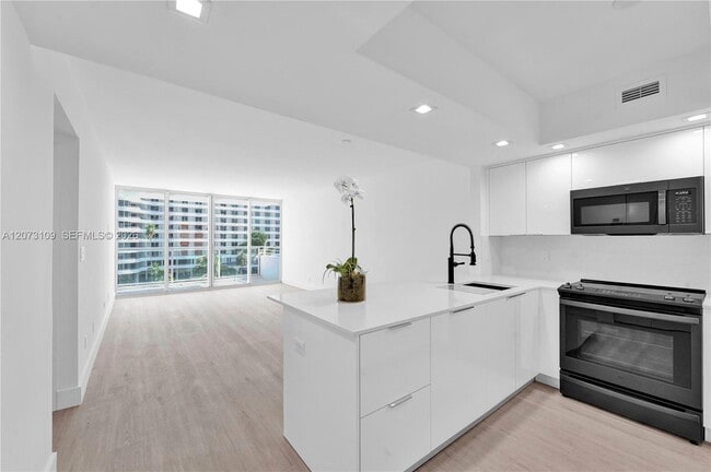 Building Photo - 5600 Collins Ave Unit 6A