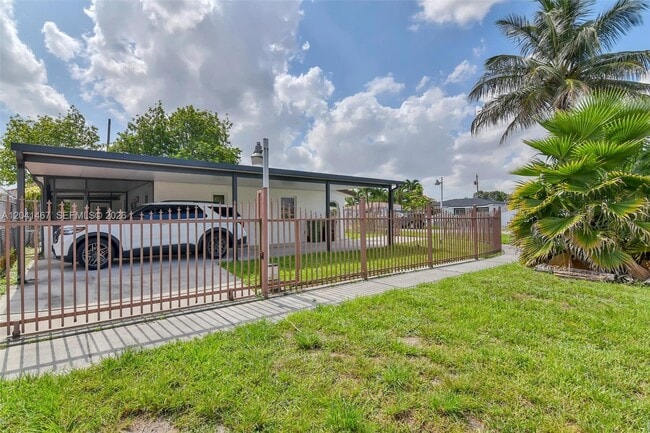 Photo - 241 W 48th St