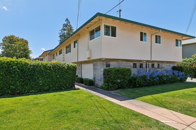 Building Photo - Light-Filled Garden-Level Apartment Near Downtown Menlo Park Unit Roble 815-1'