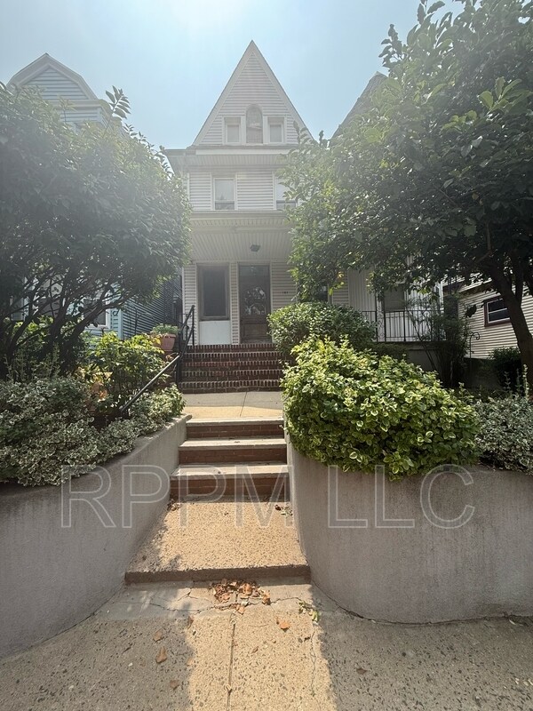 Building Photo - 157 Harrison Ave Rental