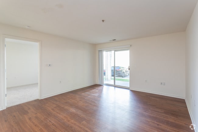 2BR, 2BA - 1,010 SF
