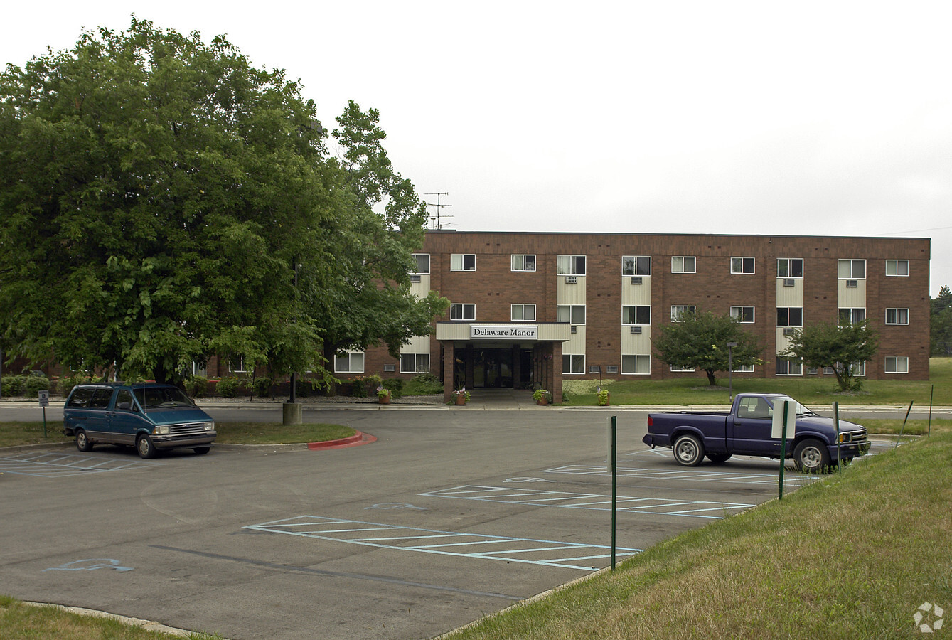Delaware Manor & The Heights - Delaware Manor & The Heights Apartments