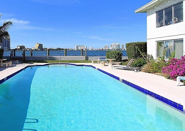 Building Photo - 2250 Bay Dr Unit 3