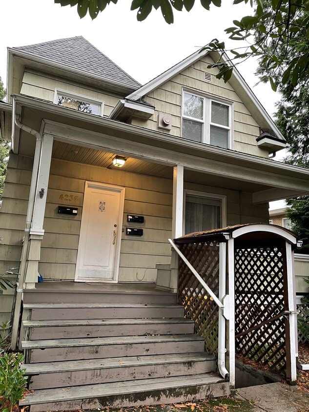 Photo - 4236 Francis Ave N (Seattle, WA)