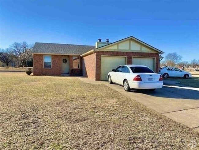 Building Photo - Cute East Side Twin Home