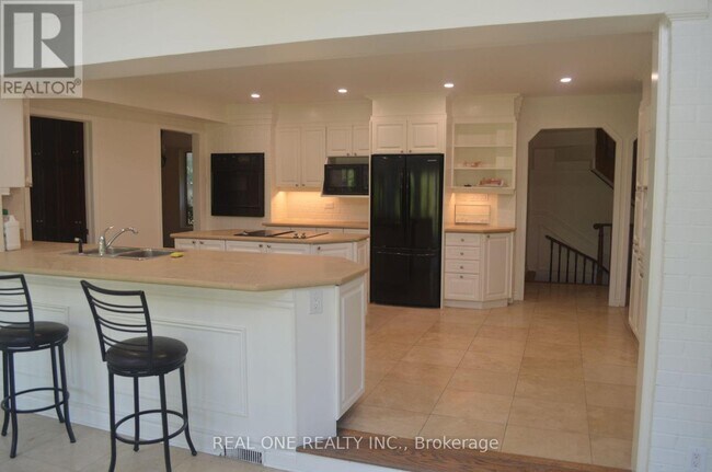 Photo - 465 Woodland Acres Crescent