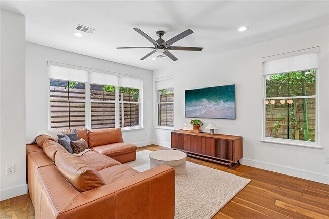 Photo - 1706 Perez St
