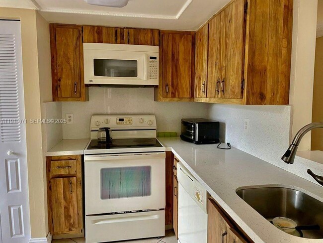 Building Photo - 1040 NW 80th Ave Unit 205