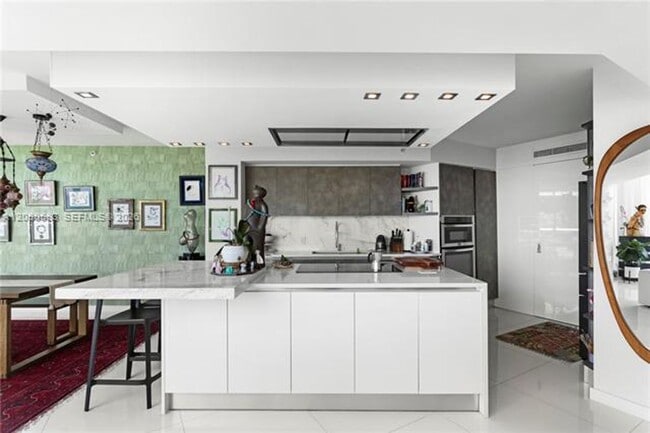 Building Photo - 2127 Brickell Ave