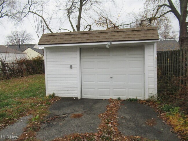 Photo - 18712 Parkmount Ave