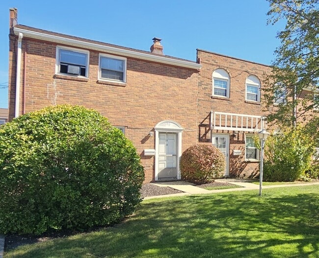 Building Photo - 24496 Clareshire Dr Unit # 9H