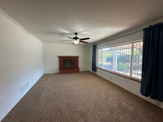 Photo - 2233 E Seneca St