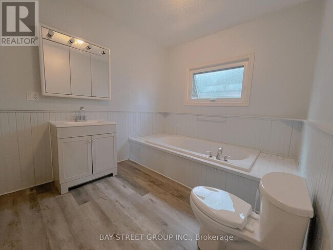 Photo - 70 Courtwright St