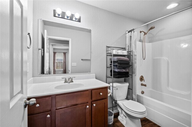 Photo - 927 E Swift Dr