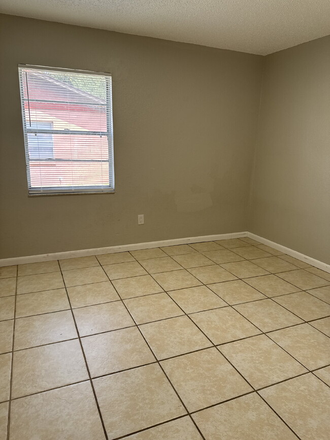 2 bedroom 1 bath available immediately - 2 bedroom 1 bath available immediately Apartment