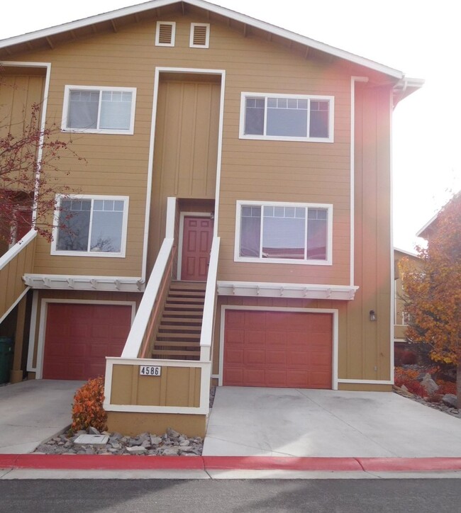 UNR friendly 3 Bedroom , 2.5 Bath Townhouse - UNR friendly 3 Bedroom , 2.5 Bath Townhouse