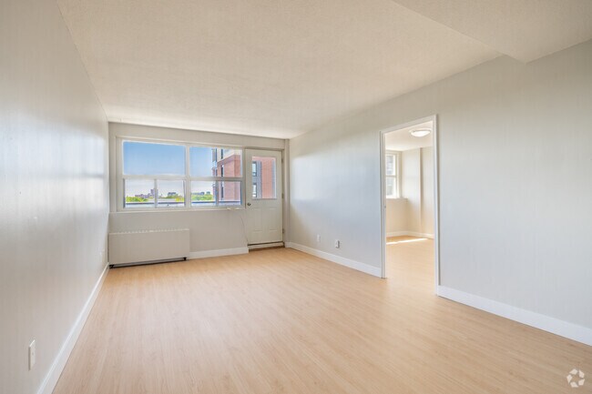 2BR, 1BA - 719SF - Living