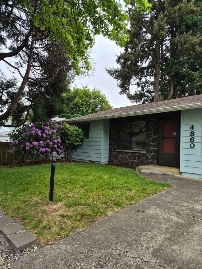 Building Photo - Charming South Salem Duplex!