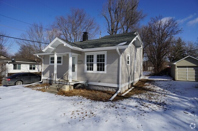 Building Photo - Cute Updated Three Bedroom Home In North L...