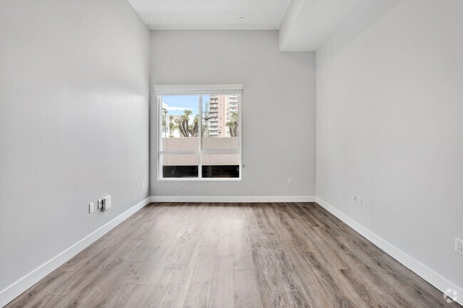 1BR, 1BA - 626SF - Living Room - The Crest