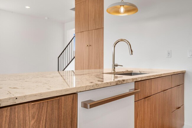 Photo - 984 Manen St