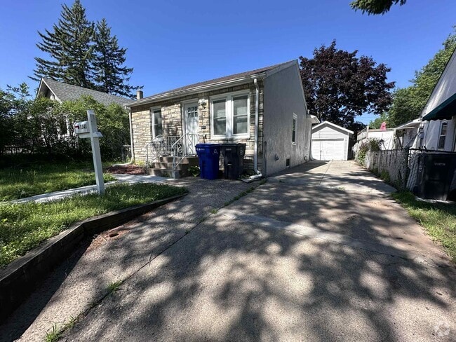 Building Photo - 1341 Hazel St N Rental