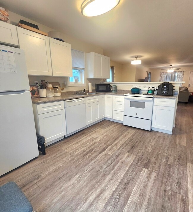 KITCHEN - 70 Naugatuck St Unit 70